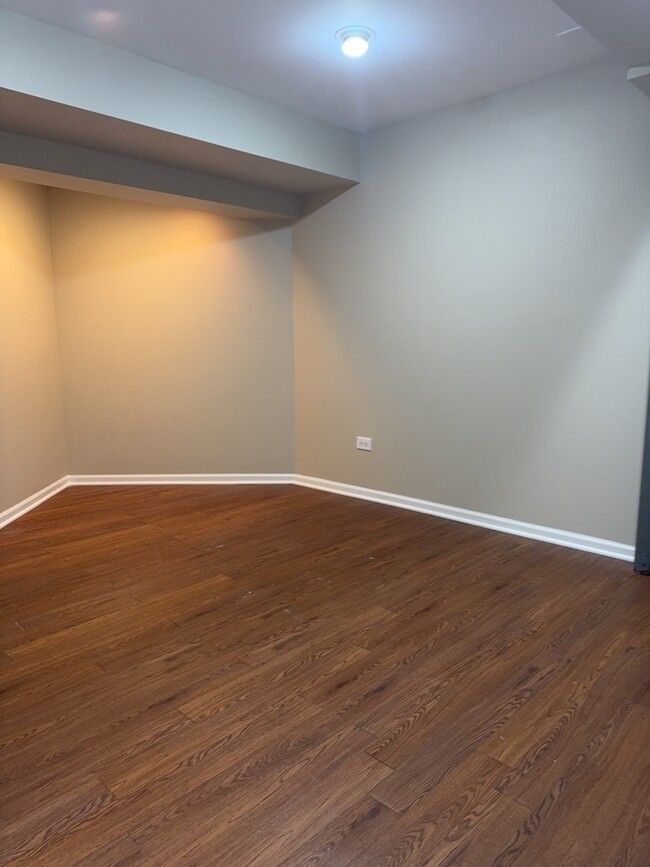 Building Photo - 552 Fairfax Ln