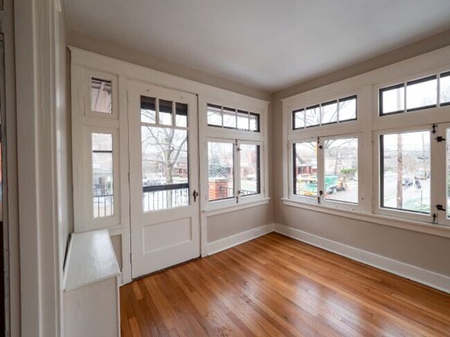 Building Photo - 319 W Hutchinson Ave