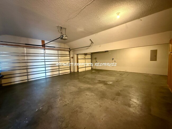 Building Photo - 3 Bedroom Ranch No Steps! | Midwest Property Resources, LLC