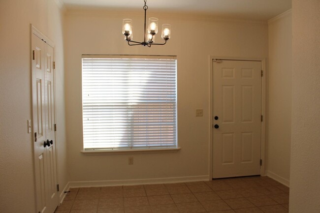 Building Photo - 207 N McGuire Ave