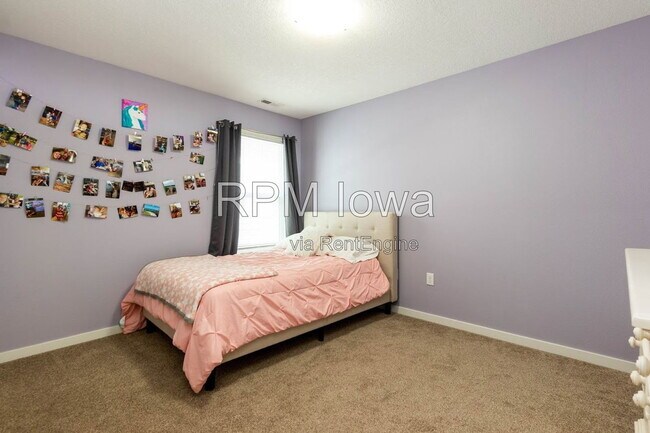 Building Photo - 1651 SW Arlan Dr