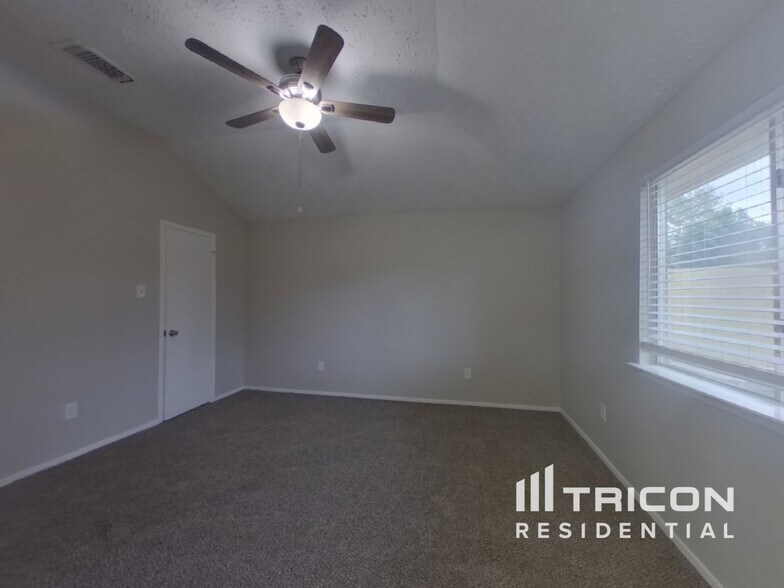 Building Photo - 2802 N Spring Dr