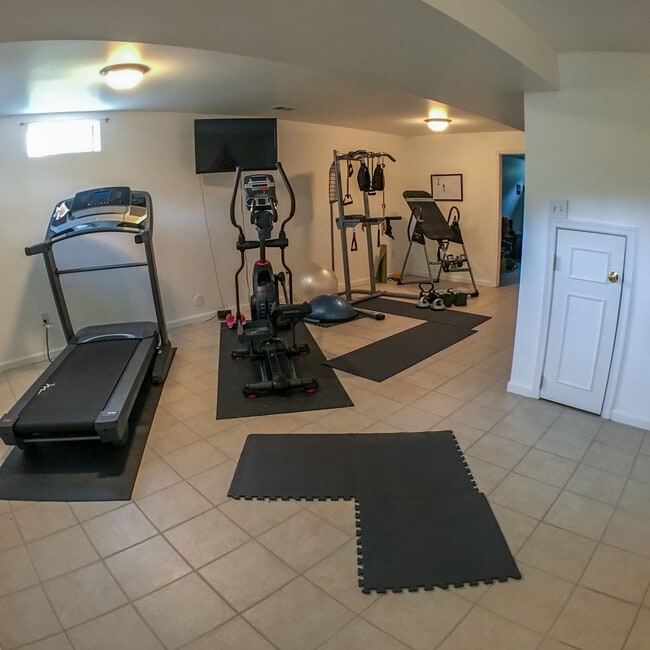 Building Photo - Large 4BR plus office, 3.5 BA,  2-car garage