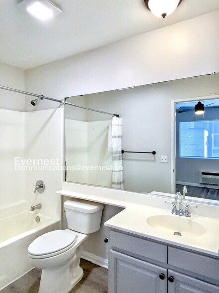 Building Photo - 522 Serrano Ave