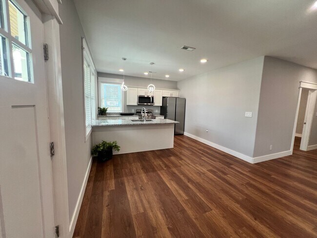 Building Photo - 6 Bedroom in Fort Sanders w/ Ensuite Bathr...