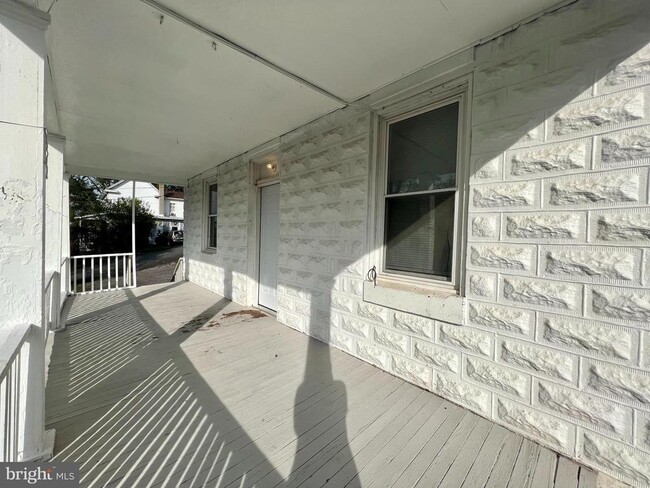 Building Photo - 6 Laurel Hill Ln