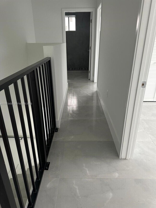 Building Photo - 723 NW 19th Ave