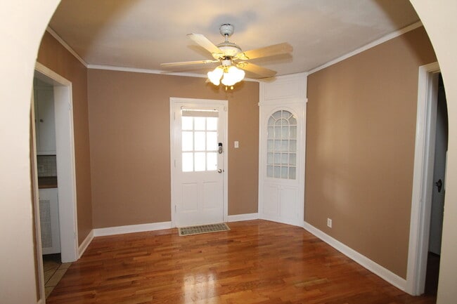 Building Photo - 24hr notice required before showings. Beau...
