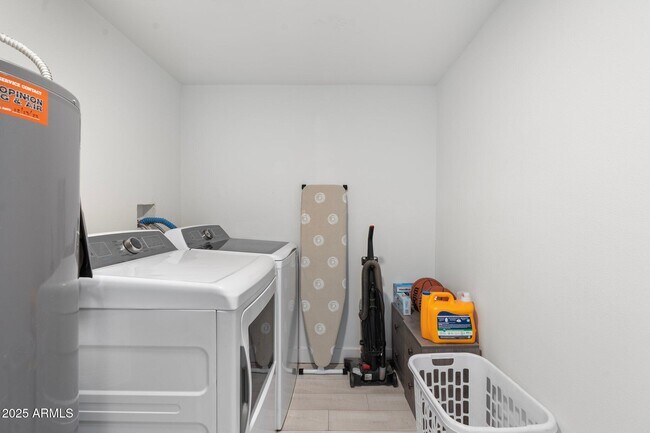 Building Photo - 1759 N Spring Cir