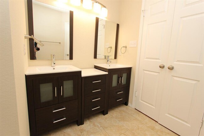 Building Photo - 15321 Ozone Pl