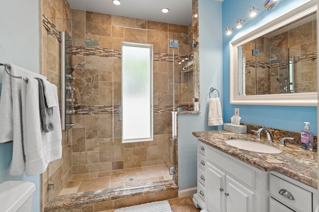 Building Photo - 614 SE 5th Ct