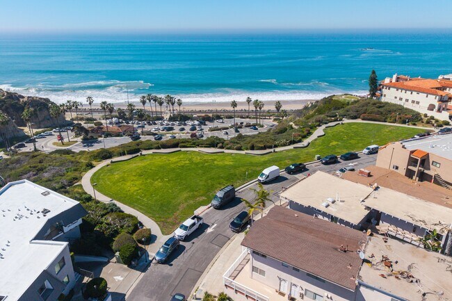 Building Photo - 237 Avenida Montalvo