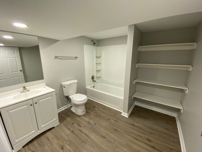 Building Photo - Remodeled 3 bed 2 bath