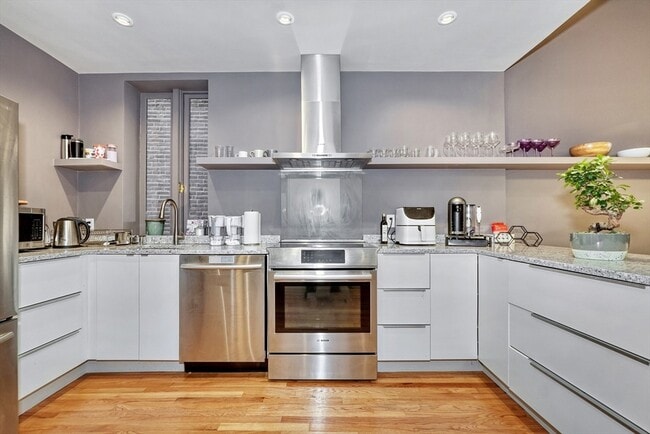 Building Photo - 70 Clarendon St