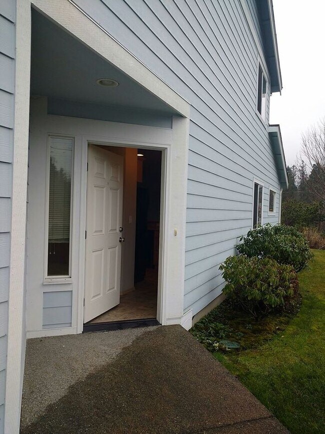 Building Photo - Beautifully Maintained 2 Bedroom Townhome