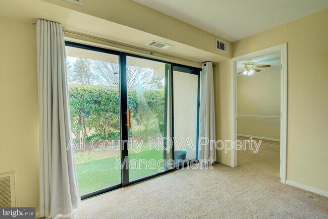 Building Photo - 613 Center St