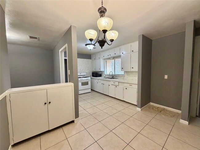 Building Photo - 118 Poinsettia St