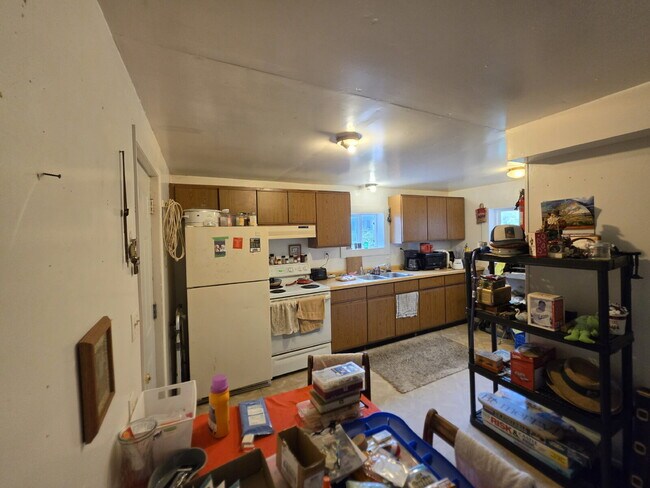 Building Photo - 1 Bedroom, 1 Bathroom with Off Street Parking - Available September 10th!