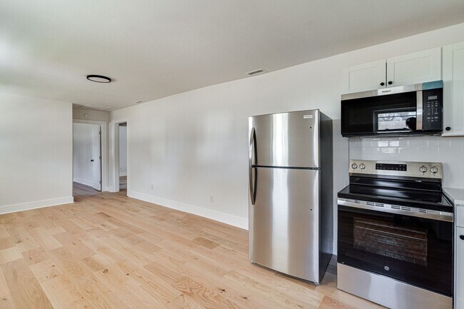 Building Photo - FULLY RENOVATED duplex in East Ridge!