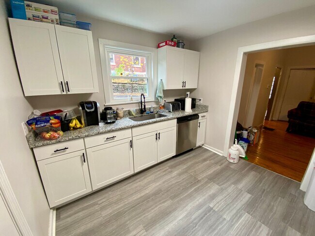 Building Photo - 5 bedroom /2 bath mins. from UC for $700/pp ($3500/mo) w/ off-street parking included!