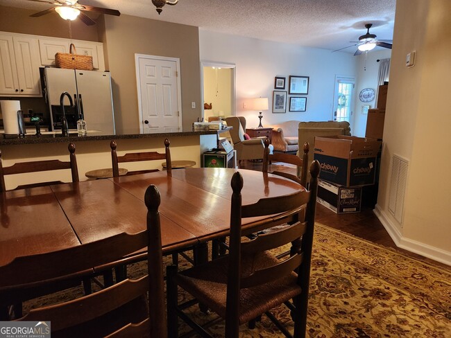 Building Photo - 1015 Holly Dr