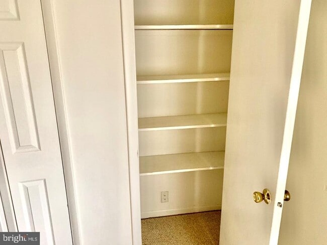 Building Photo - 3945 Lyndhurst Dr