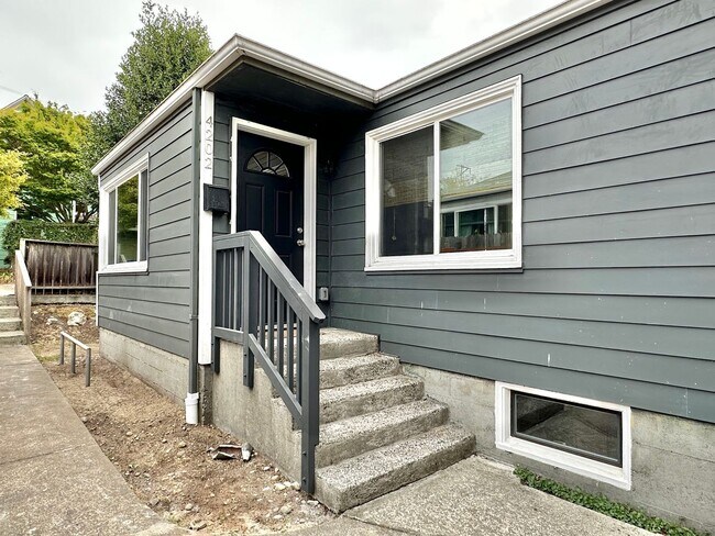 Building Photo - New Price! Beautiful 3 Bedroom home in des...