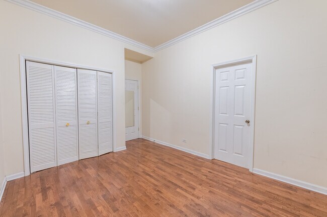 Building Photo - 910 W 19th Pl