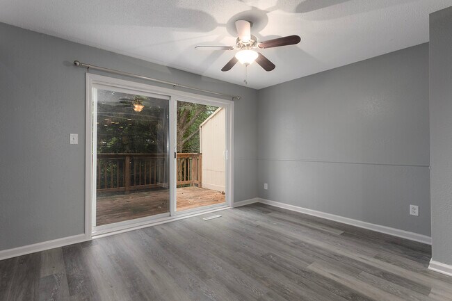 Building Photo - 577 NW Valleybrook Rd
