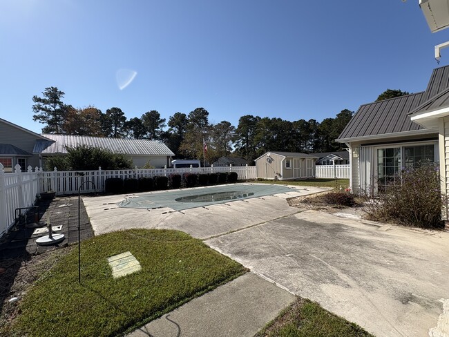 Building Photo - 886 Castlewood Dr