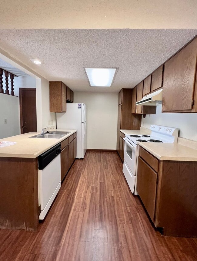 Building Photo - PRE LEASING Centrally Located 2 Bed Apartment