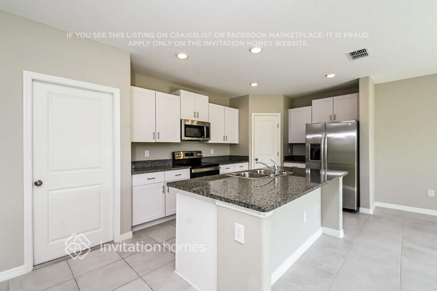 Building Photo - 2215 Jungle Dr