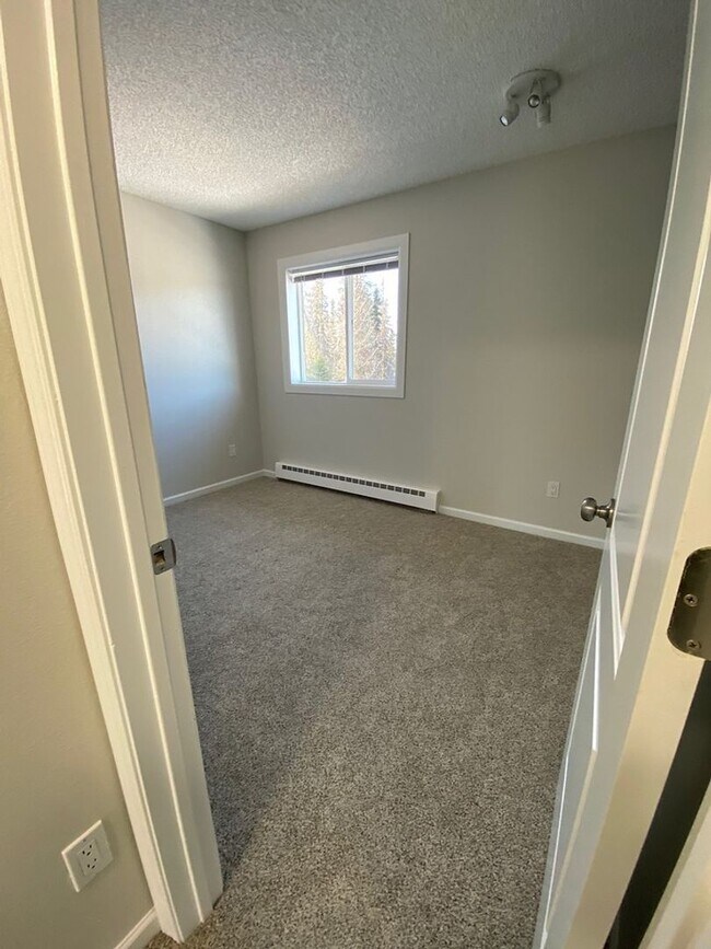 Building Photo - 108 S Tinker Ln