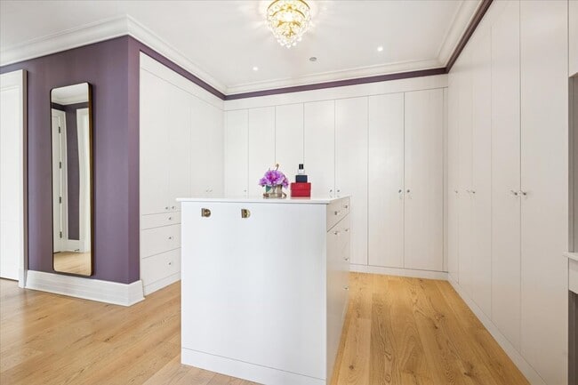 Building Photo - 9 W Walton St