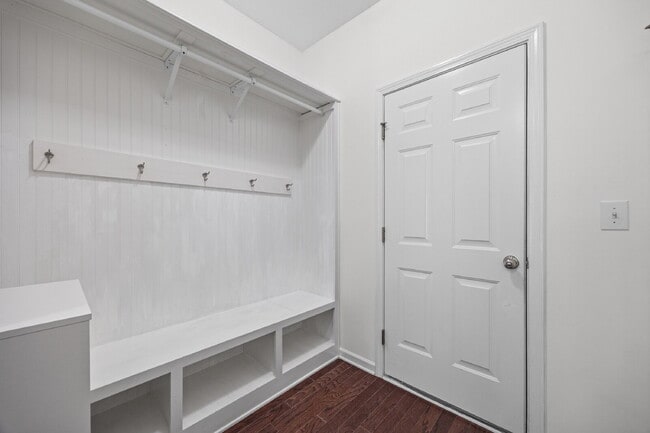 Building Photo - "Spacious 3-Bedroom Townhome with Fireplace, Pergola & Community Pool on Summerlake Drive!"