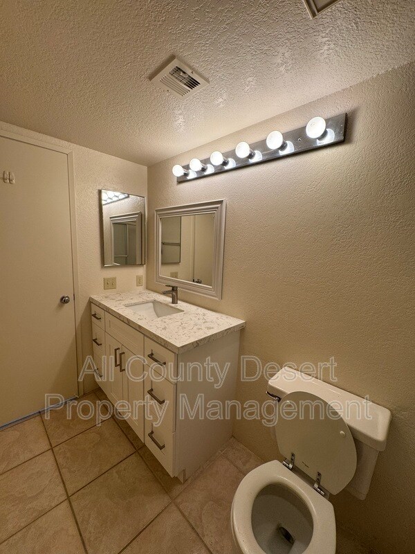 Building Photo - 2701 E Mesquite Ave