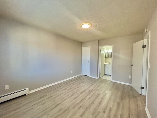 Building Photo - 4126 W 8th St