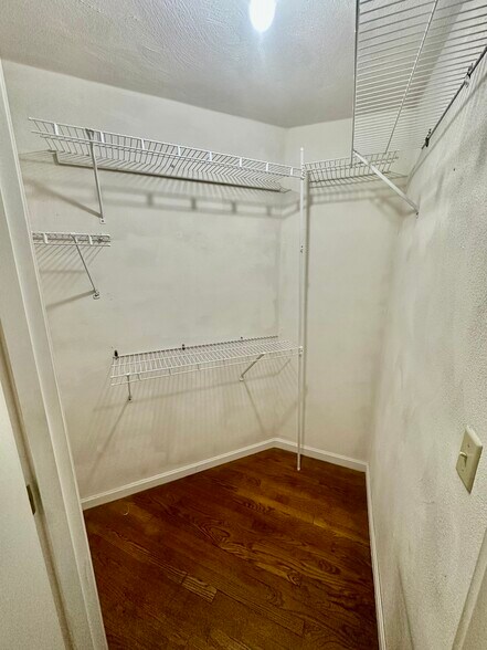 Building Photo - 4480 Post Rd