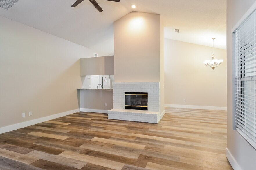 Building Photo - 12791 Serenade Cir N