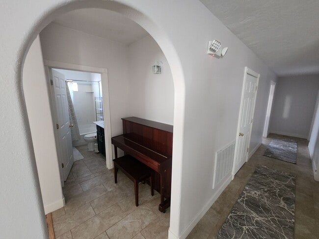 Building Photo - *utilities included* 3 bed 2 bath house in...