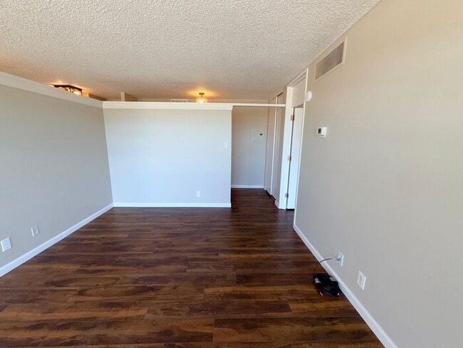 Building Photo - Reno Highrise Condo - Mountain & City Views