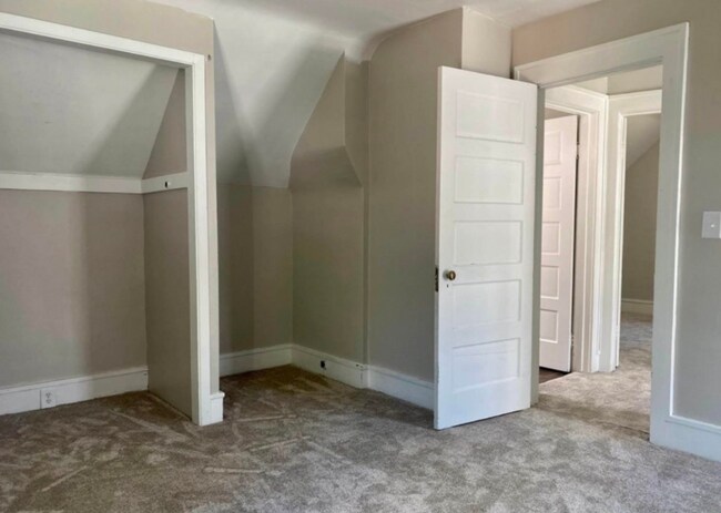 Building Photo - 3 Bedroom House - Rock Island