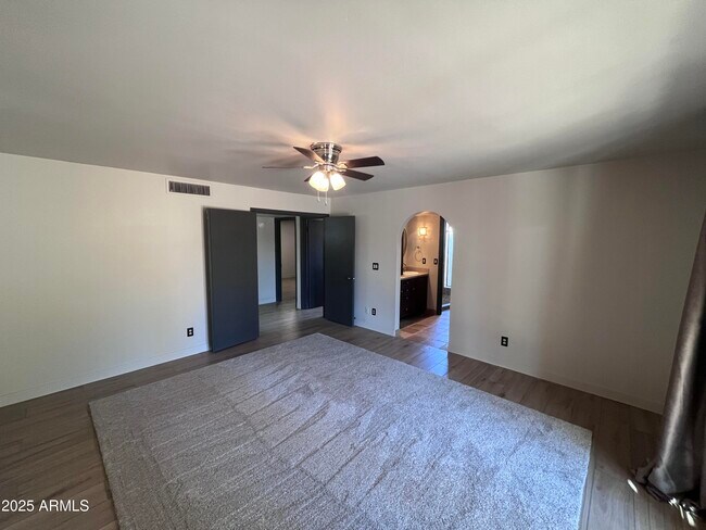 Building Photo - 2129 E Huntington Dr