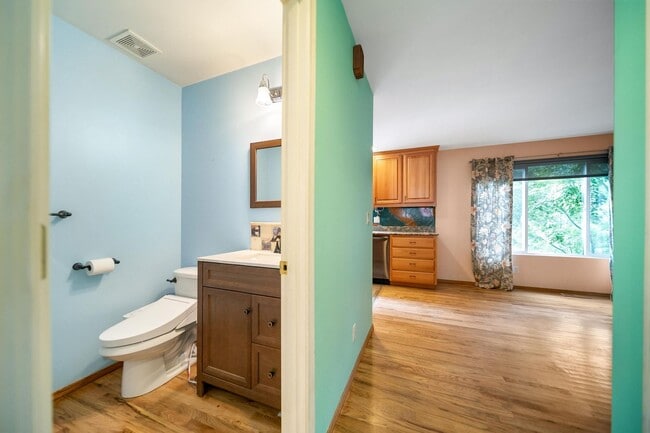 Building Photo - 5 Bed 2.5 Bath Spacious House For Rent In Poulsbo!!!