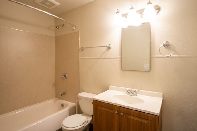 Building Photo - 1-Bdr on Pill Hill: Private Patio & Close ...