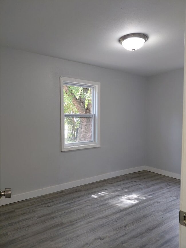 Building Photo - 2 bedroom 1 bath house