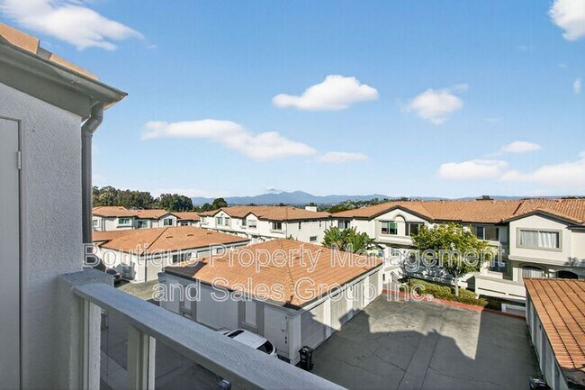 Building Photo - 30902 Club House Dr