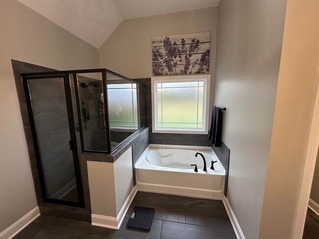 Building Photo - 4 Bedroom 3 Bathroom Home with Bonus Room!