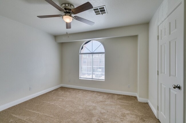 Building Photo - 3 Bedroom Townhouse with attached garage i...