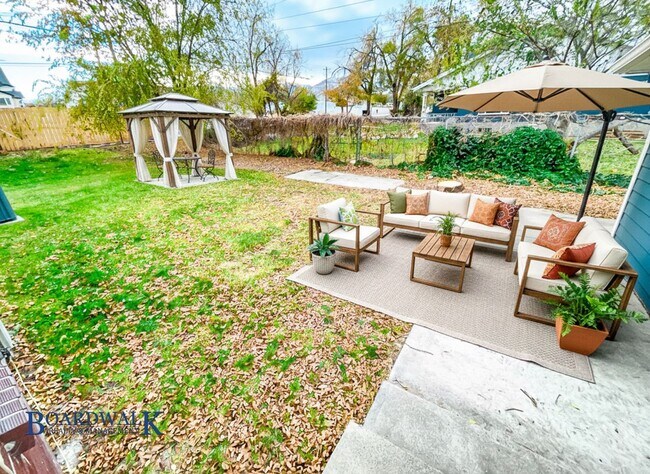 Building Photo - Charming Brick Rambler